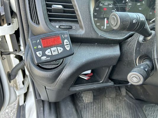Vehicle image 16 / 19