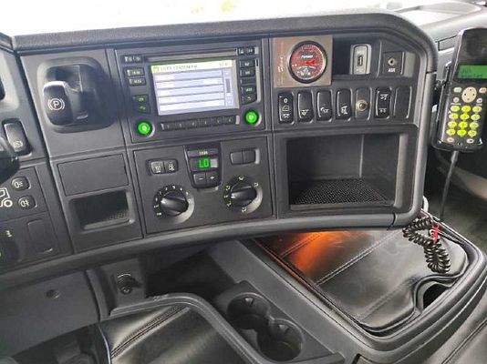 Vehicle image 9 / 12
