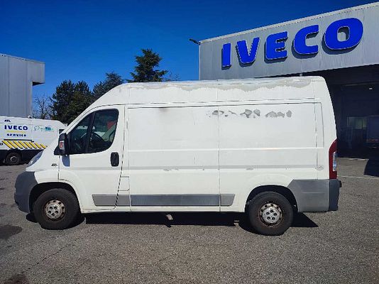 Vehicle image 2 / 10