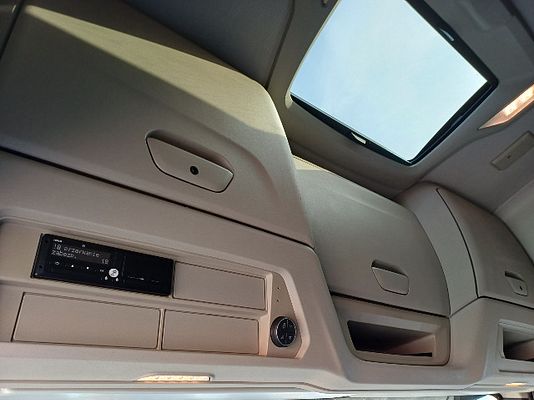 Vehicle image 9 / 13