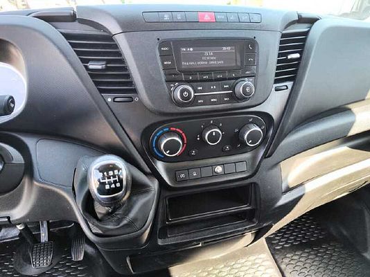 Vehicle image 9 / 13