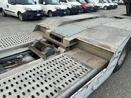 Vehicle image 14 / 24