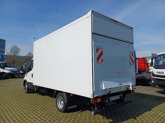 Vehicle image 4 / 12