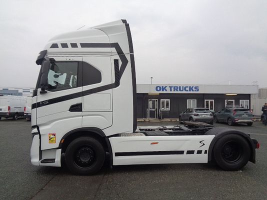 Vehicle image 4 / 16