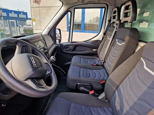Vehicle image 10 / 12