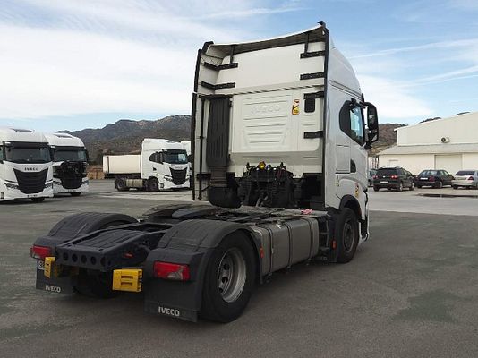 Vehicle image 3 / 6