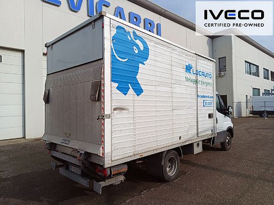 Vehicle image 2 / 10