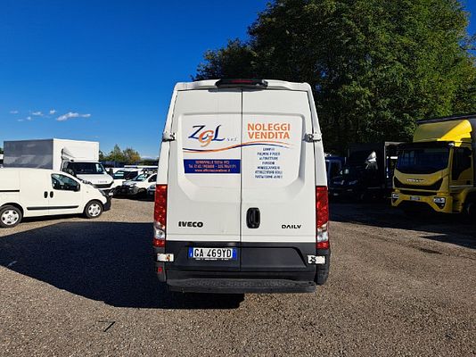 Vehicle image 9 / 14