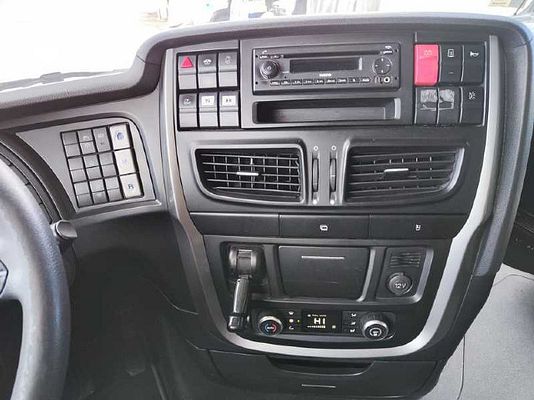 Vehicle image 8 / 12