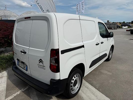 Vehicle image 13 / 16