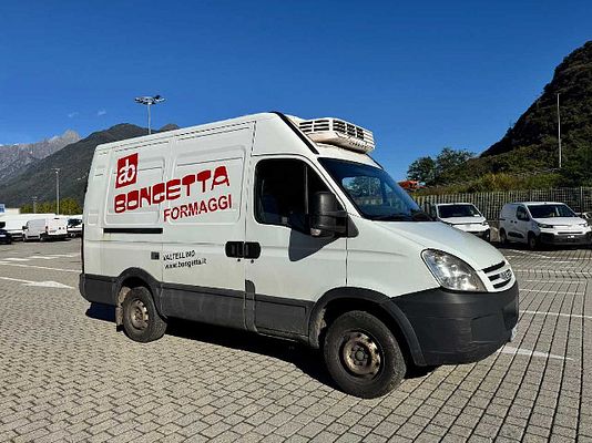 Vehicle image 6 / 12