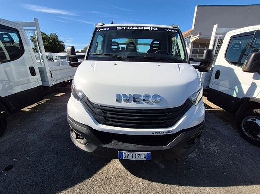 Vehicle image 1 / 9