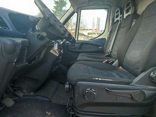 Vehicle image 9 / 10