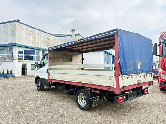 Vehicle image 6 / 15