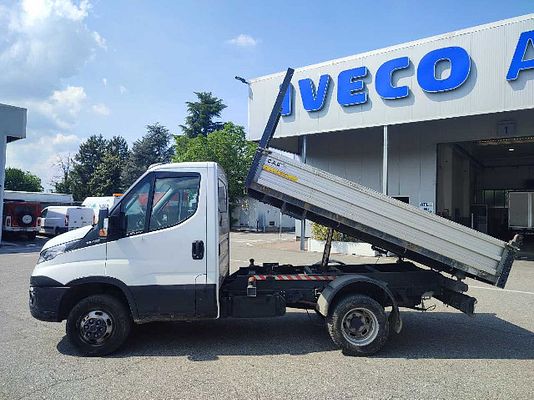 Vehicle image 2 / 10