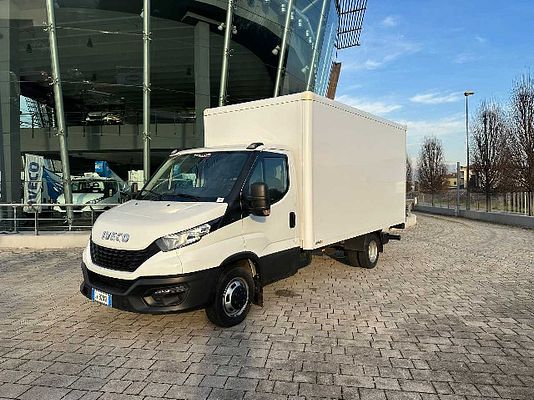 Vehicle image 1 / 13