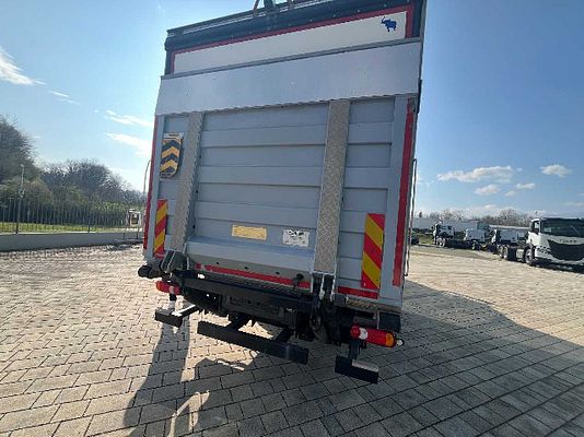 Vehicle image 3 / 15