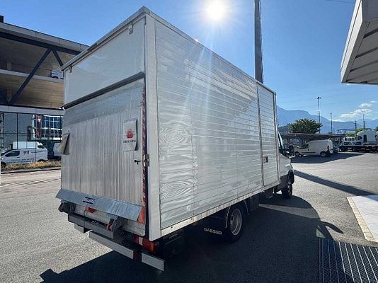 Vehicle image 4 / 8