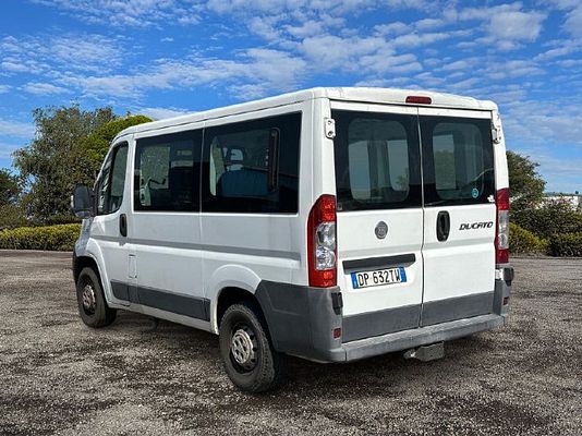 Vehicle image 8 / 12