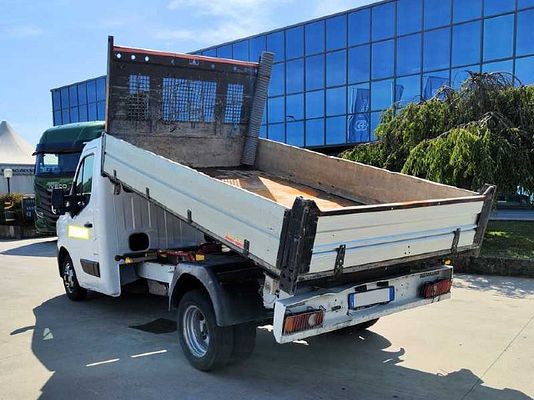 Vehicle image 4 / 8