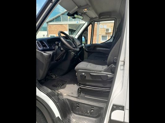 Vehicle image 14 / 17