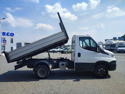 Vehicle image 4 / 10