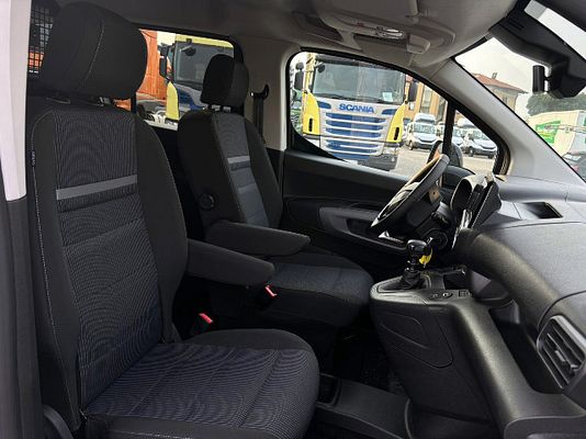 Vehicle image 9 / 15