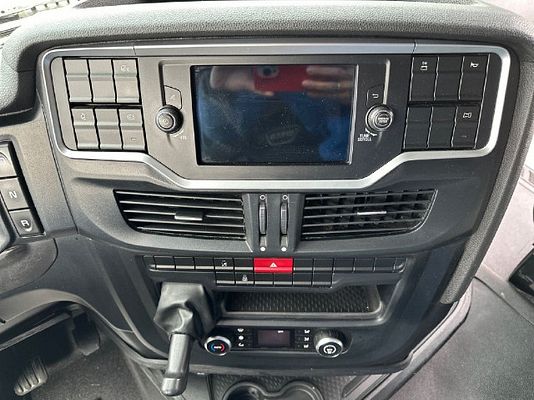 Vehicle image 12 / 16