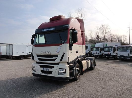 Vehicle image 1 / 17