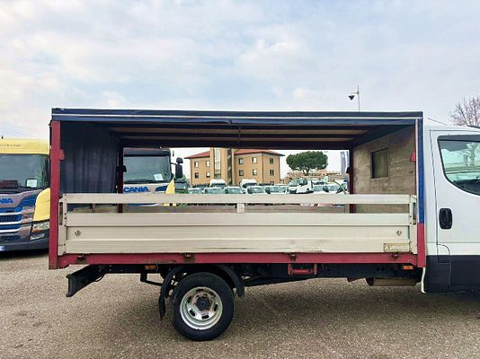 Vehicle image 8 / 15