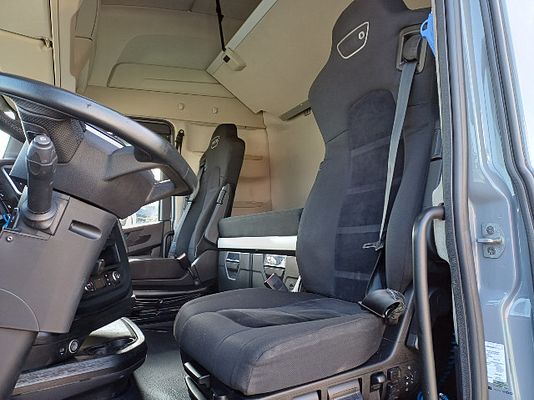 Vehicle image 6 / 13