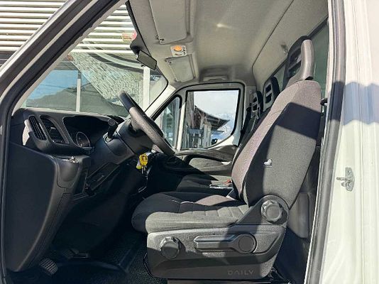 Vehicle image 9 / 11