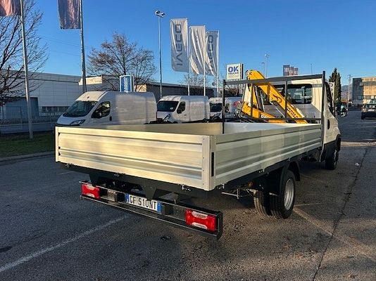 Vehicle image 17 / 18