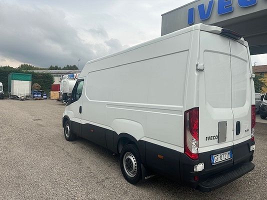 Vehicle image 5 / 19