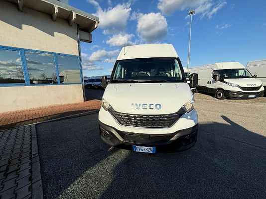 Vehicle image 4 / 15