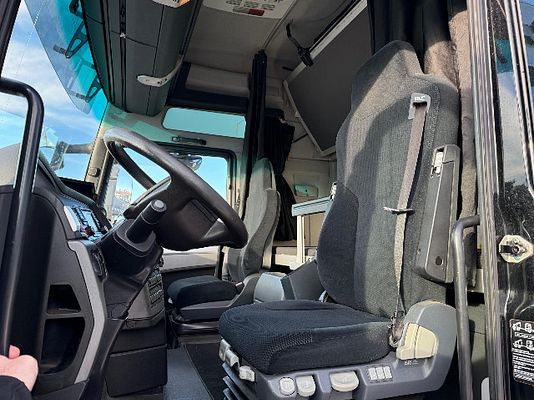 Vehicle image 6 / 15