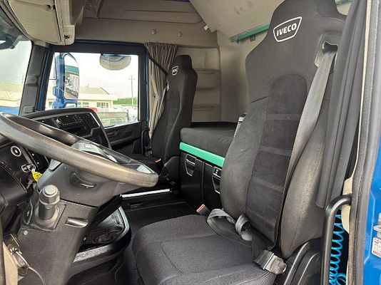 Vehicle image 9 / 15