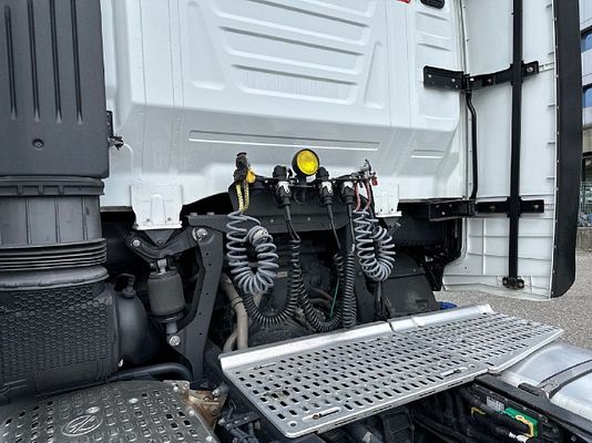 Vehicle image 7 / 16