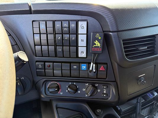 Vehicle image 8 / 18
