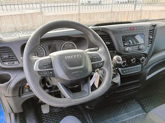 Vehicle image 6 / 14