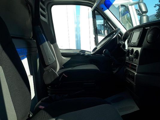 Vehicle image 3 / 5