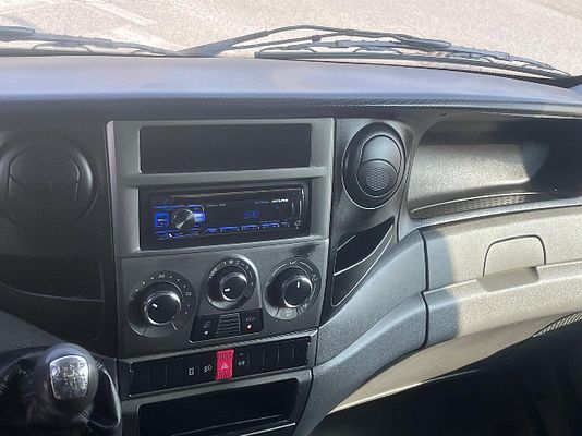 Vehicle image 6 / 17