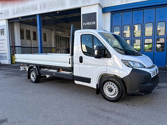 Vehicle image 3 / 13