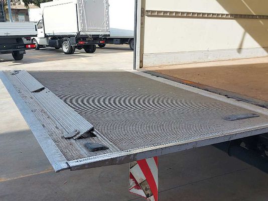 Vehicle image 5 / 8