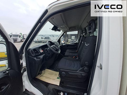 Vehicle image 13 / 16