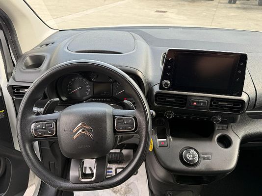 Vehicle image 4 / 16
