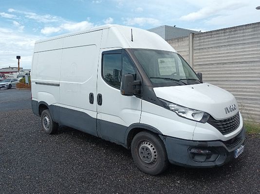 Vehicle image 2 / 5