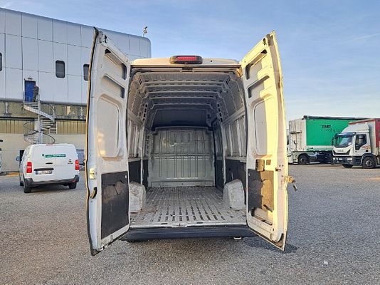 Vehicle image 6 / 12
