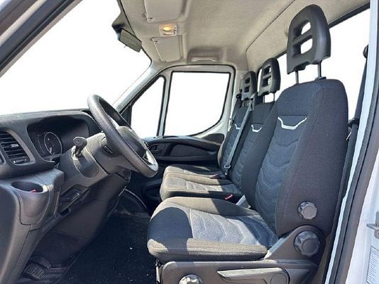Vehicle image 12 / 15