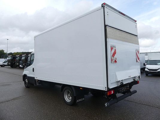 Vehicle image 3 / 6
